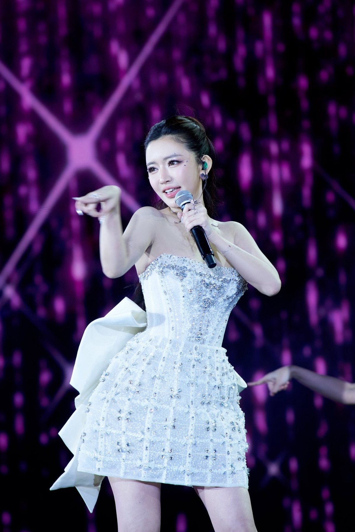 Album đầu tay Chỉ là em giấu đi (2013) tiếp tục gặt hái thành công, đưa Bích Phương trở thành cái tên sáng giá trong thế hệ ca sĩ trẻ.