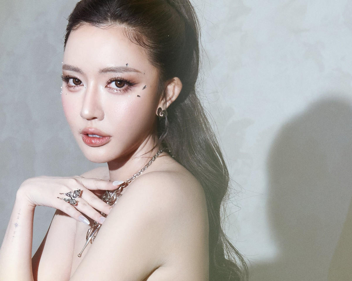 Bước ngoặt lớn đến vào năm 2014 khi Bích Phương thử nghiệm pop tươi vui với hit Mình yêu nhau đi – ca khúc đạt 3 giải Zing Music Awards và trở thành một trong những bài hát gây sốt nhất thời điểm đó.