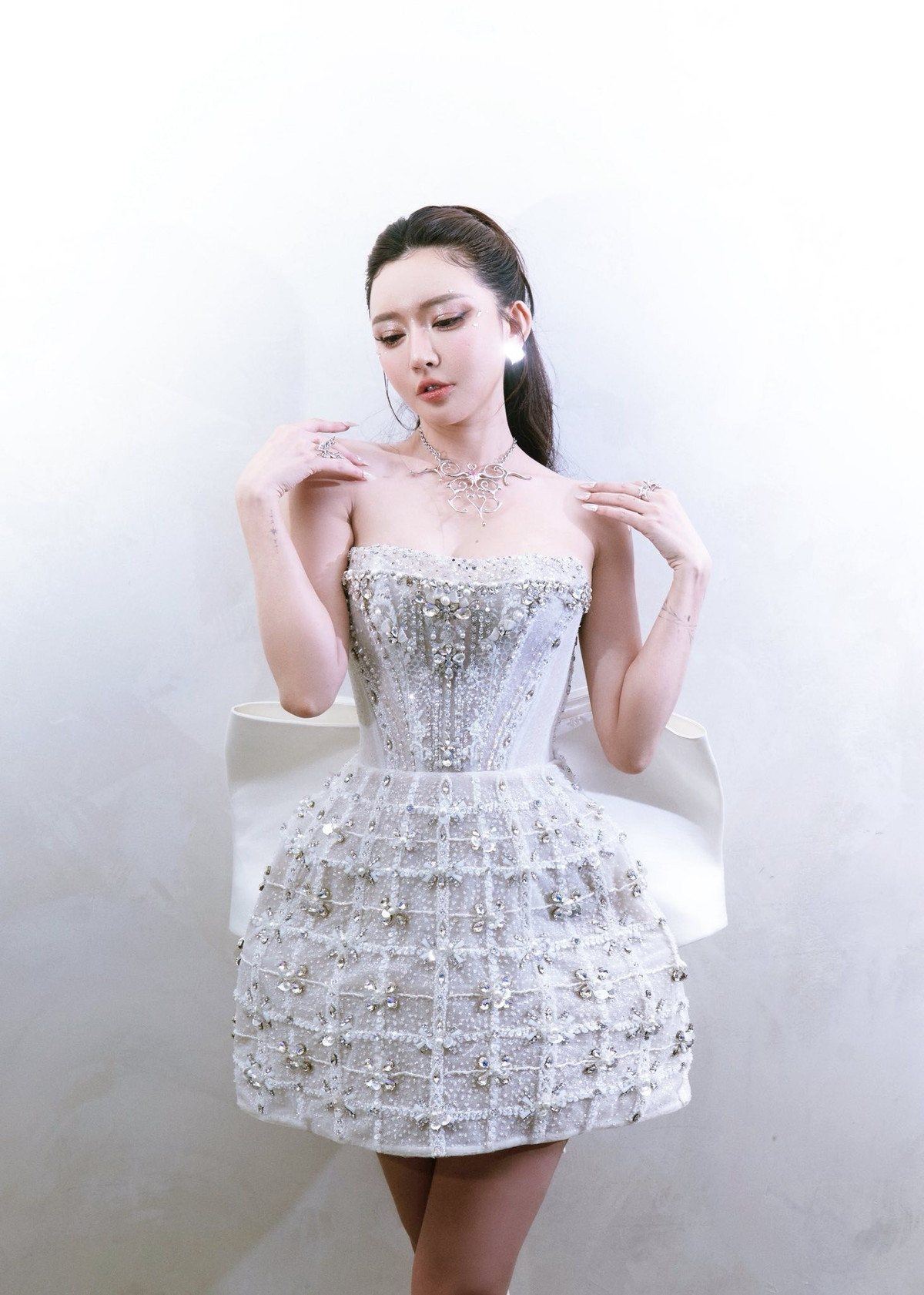 Bùi Thị Bích Phương (sinh ngày 30/9/1989, quê Hạ Long, Quảng Ninh) là một trong những nữ ca sĩ có màu sắc âm nhạc riêng biệt nhất V-pop. Bước ra từ Vietnam Idol, cô từng bị loại khỏi top 40 năm 2008 nhưng quay trở lại năm 2010 và vào đến top 7. Cuộc thi trở thành khởi đầu cho hành trình âm nhạc nghiêm túc của cô.