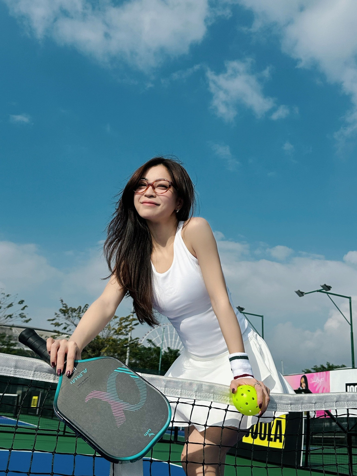 Thời gian gần đây, trên trang cá nhân của mình, Nhật Lê thường xuyên đăng tải những khoảnh khắc miệt mài trên sân tập Pickleball. Ngay lập tức, những hình ảnh này đã thu hút hàng nghìn lượt tương tác.