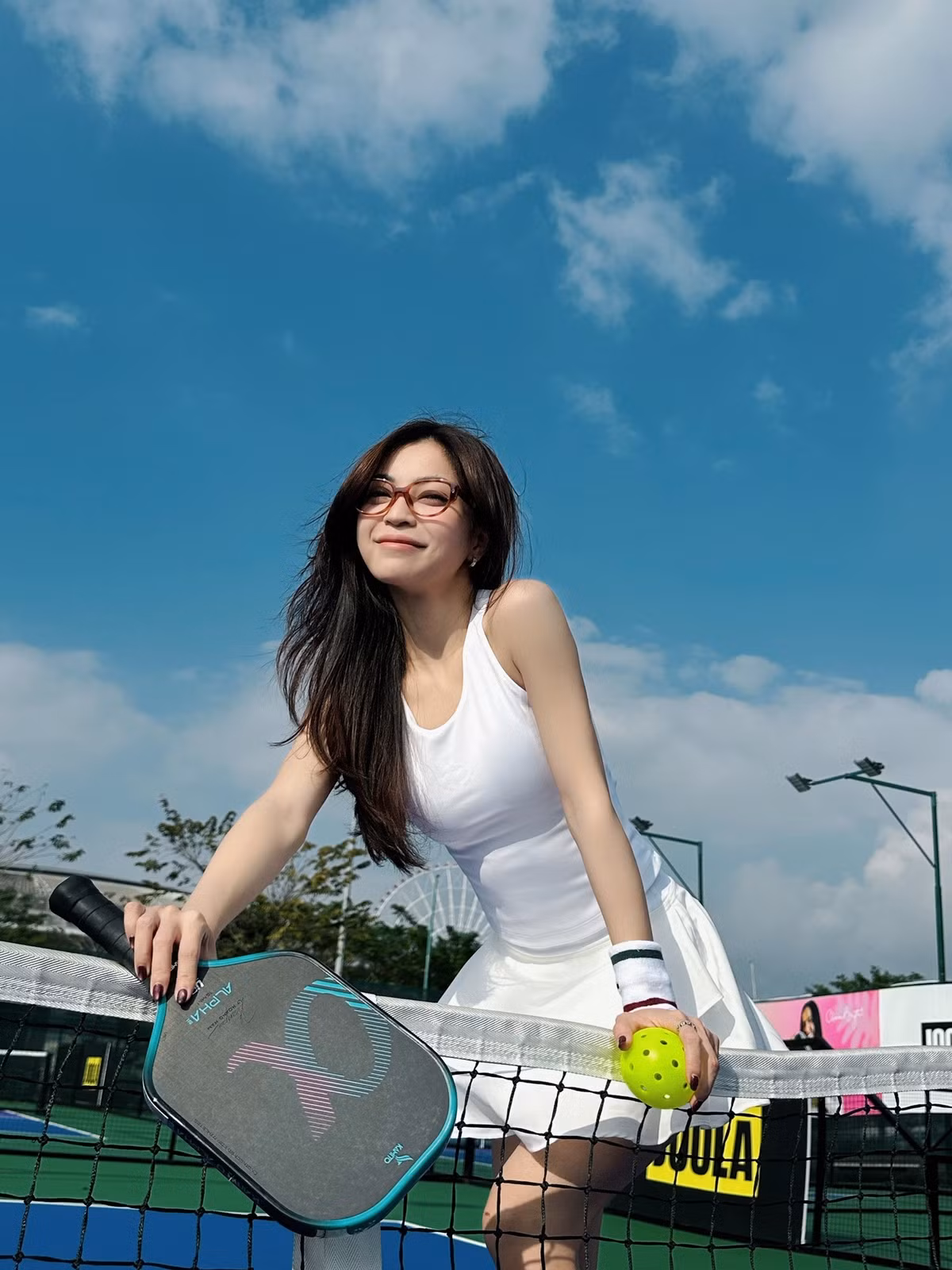 Thời gian gần đây, trên trang cá nhân của mình, Nhật Lê thường xuyên đăng tải những khoảnh khắc miệt mài trên sân tập Pickleball. Ngay lập tức, những hình ảnh này đã thu hút hàng nghìn lượt tương tác.