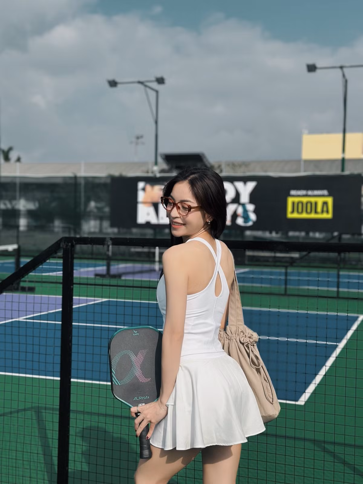 Nhật Lê trên sân Pickleball ưu tiên sự năng động nhưng không kém phần quyến rũ. Cô khéo lựa chọn các thiết kế đặc trưng của bộ môn này như chân váy xếp ly dáng ngắn, áo polo croptop và quần biker short.