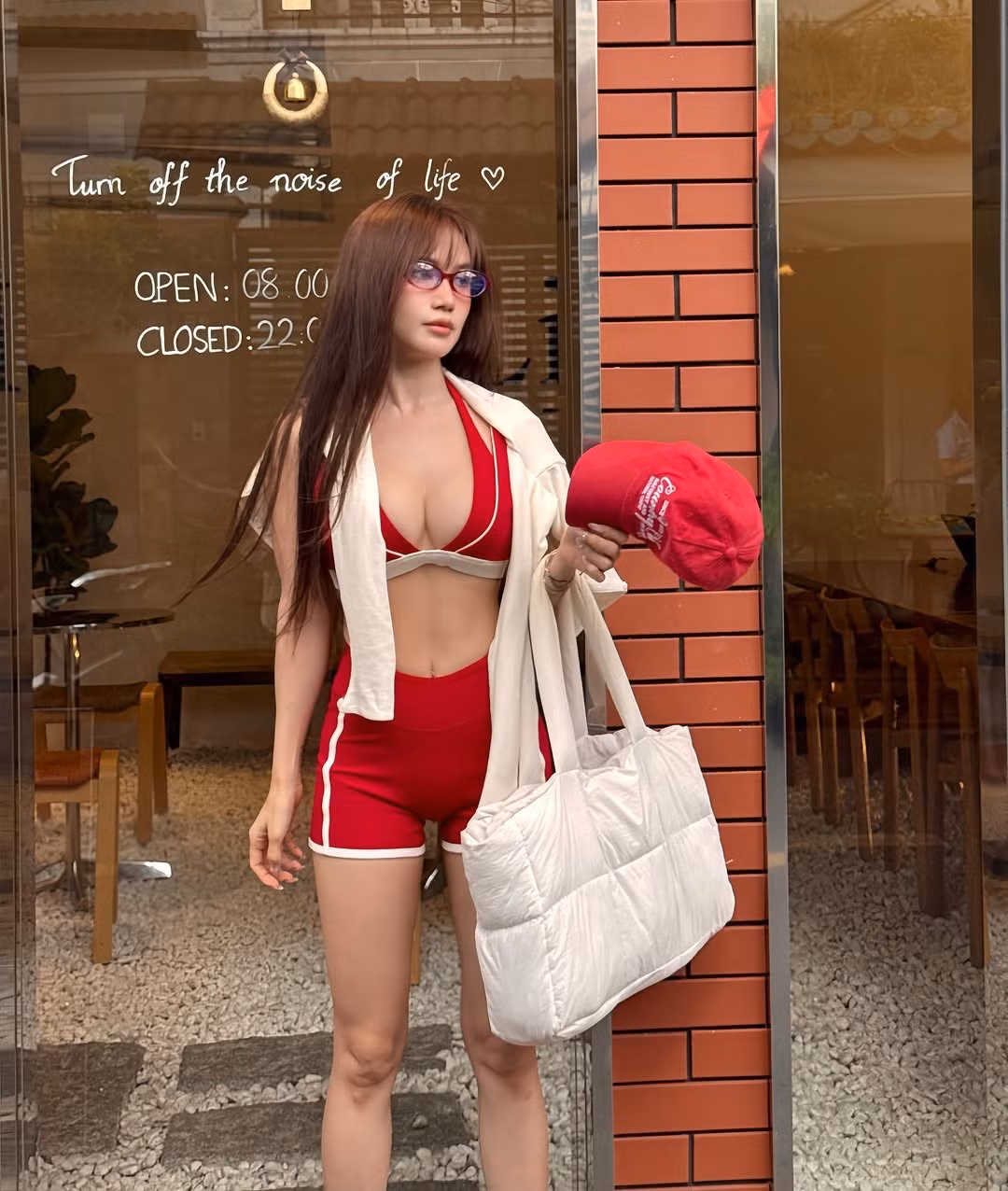 Ở tuổi U40, nữ ca sĩ, diễn viên Sĩ Thanh vẫn chứng tỏ phong độ nhan sắc đỉnh cao và vóc dáng đáng mơ ước. Mới đây, cô nàng tiếp tục "đốt mắt" người hâm mộ khi khoe loạt ảnh diện đồ thể thao, phô diễn body săn chắc, khỏe khoắn đầy cuốn hút, khiến ai nấy đều phải trầm trồ.