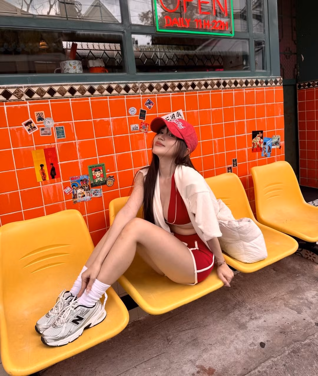 Thiết kế áo crop-top táo bạo cùng quần legging ôm sát đã giúp Sĩ Thanh khoe khéo vòng eo thon gọn, không chút mỡ thừa cùng cơ bụng săn chắc. Đôi chân dài miên man và bờ vai gợi cảm cũng được tôn lên trọn vẹn, thể hiện sự dẻo dai và tràn đầy năng lượng.