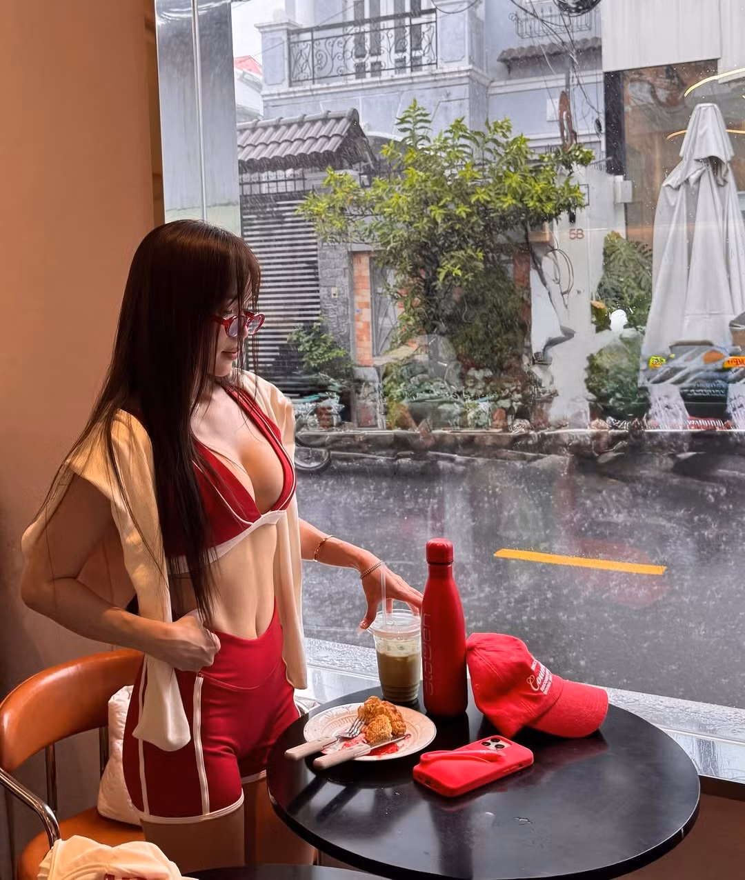 Trong những hình ảnh được chia sẻ, Sĩ Thanh xuất hiện đầy tự tin trong bộ trang phục thể thao năng động.