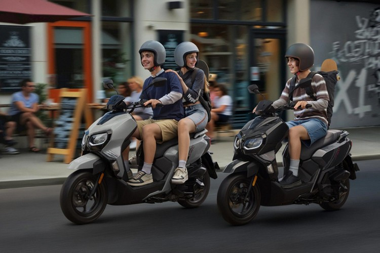 Tại thị trường Thái Lan, mức giá xe GPX DX1 2026 bán ra từ 54.500 baht (tương đương khoảng 45,5 triệu đồng) và cạnh tranh với Honda Vision. Hiện chưa có thông tin mẫu xe tay ga cá tính này được đưa về Việt Nam.