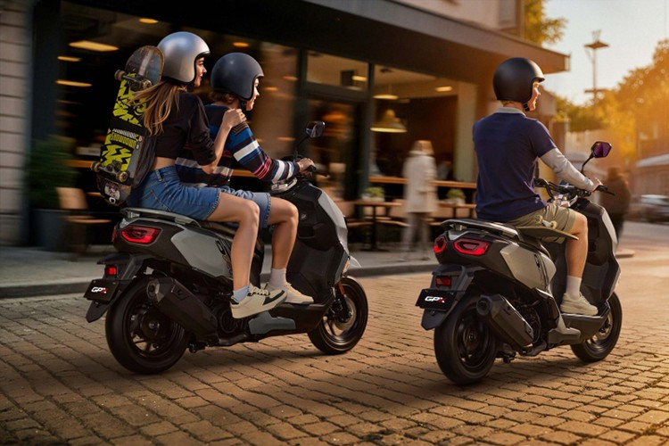 Với trọng lượng khô 120 kg, GPX DX1 duy trì sự cân bằng giữa độ đầm chắc và khả năng điều khiển nhẹ nhàng. Các thông số hình học như góc caster 26,5 độ và độ trail 74 mm cho thấy xe được tinh chỉnh nhằm đảm bảo độ ổn định khi di chuyển ở tốc độ trung bình, đồng thời vẫn linh hoạt trong môi trường nội đô.