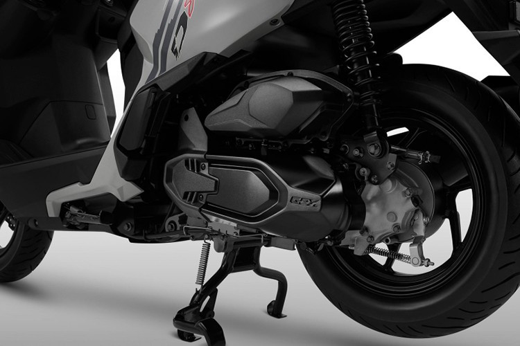 Hệ thống treo gồm phuộc ống lồng phía trước đường kính 26 mm và giảm xóc sau đơn có thể điều chỉnh 5 mức preload, cho phép người dùng tùy chỉnh theo tải trọng hoặc nhu cầu sử dụng. Xe sử dụng mâm hợp kim 12 inch đi cùng lốp không săm kích thước 100/90-12 phía trước và 120/80-12 phía sau.