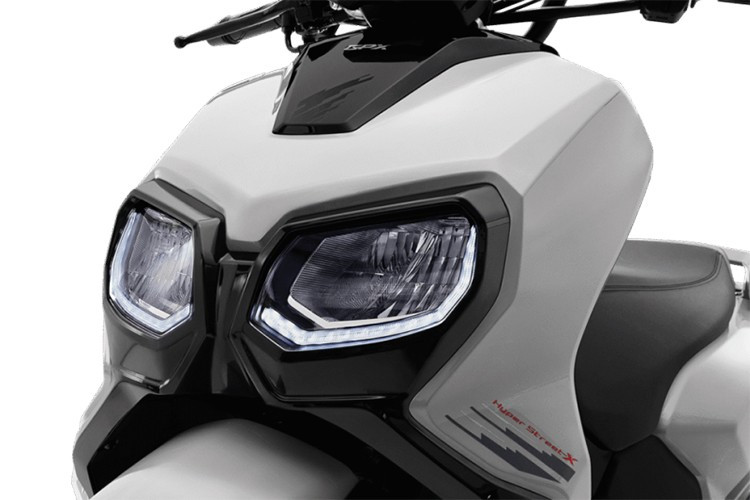 Mẫu xe ga GPX DX1 2026 mới còn sở hữu hệ thống chiếu sáng Full LED toàn bộ, tăng khả năng nhận diện và hiệu quả chiếu sáng so với đèn halogen truyền thống.