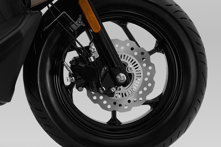 Về an toàn, DX1 được trang bị phanh đĩa trước 190 mm và phanh tang trống phía sau, tích hợp công nghệ Combined Brake System (CBS) giúp phân bổ lực phanh hiệu quả hơn trong điều kiện vận hành thực tế.