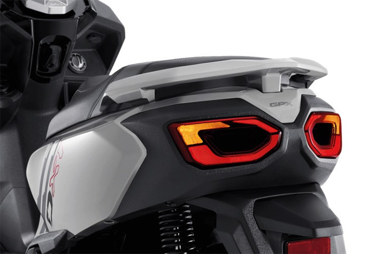 Bình xăng dung tích 5 lít đặt phía trước dạng pop-up giúp tiếp nhiên liệu thuận tiện mà không cần mở yên. Xe còn có cổng sạc USB Type-C, cốp dưới yên 20 lít chứa được mũ bảo hiểm 3/4, hộc chứa đồ phía trước, móc treo đồ đa năng và cần phanh tay hỗ trợ đỗ xe trên dốc.