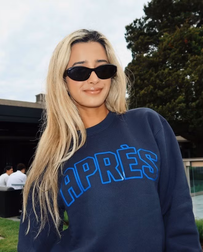 Nhiều người bất ngờ khi biết rằng Dua lớn lên cùng môn khúc côn cầu trên băng và có chứng nhận huấn luyện viên khúc côn cầu. Cô đã chọn trở thành phóng viên đưa tin để sống cùng đam mê thể thao của mình.