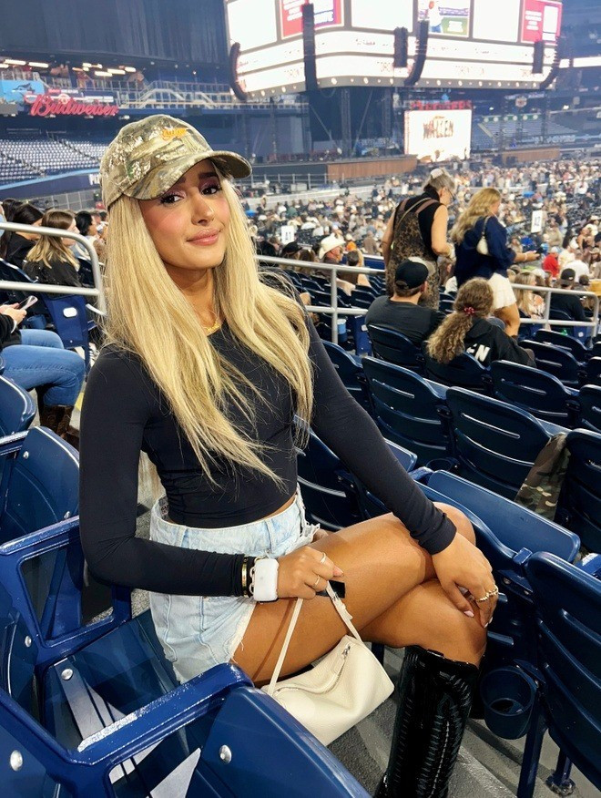 Dua mang hai quốc tịch Mỹ và Canada. Nữ phóng viên gia nhập Liên đoàn Khúc côn cầu Quốc gia (National Hockey League) vào tháng 3/2022 sau khi đưa tin về NHL cho NBC Sports từ năm 2019 đến 2022.