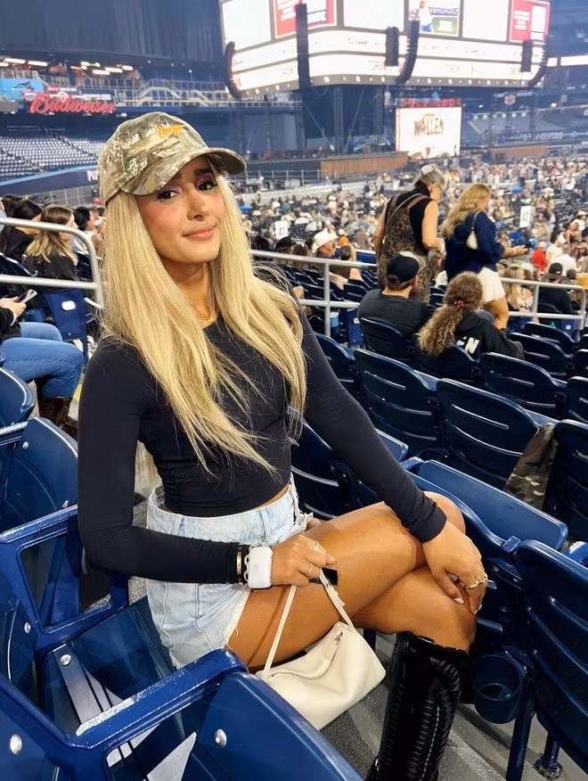 Dua mang hai quốc tịch Mỹ và Canada. Nữ phóng viên gia nhập Liên đoàn Khúc côn cầu Quốc gia (National Hockey League) vào tháng 3/2022 sau khi đưa tin về NHL cho NBC Sports từ năm 2019 đến 2022.