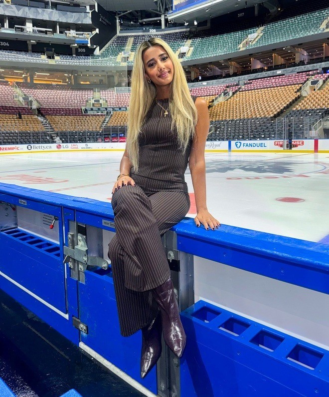 Dua tốt nghiệp Cử nhân Truyền thông Thể thao và chuyên ngành phụ Xã hội học tại Đại học Ryerson ở Toronto, Canada năm 2021. Cô cũng thu hút sự quan tâm nhờ ngoại hình nổi bật, khuôn mặt xinh xắn và phong thái tự tin.