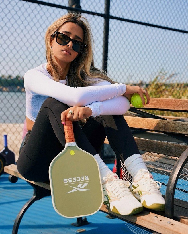 Trong những năm qua, Dua đã tường thuật các giải Winter Classic, Stadium Series và Stanley Cup Playoffs. Cô nàng luôn thể hiện sự tự tin, chuyên nghiệp mỗi khi xuất hiện trước ống kính.