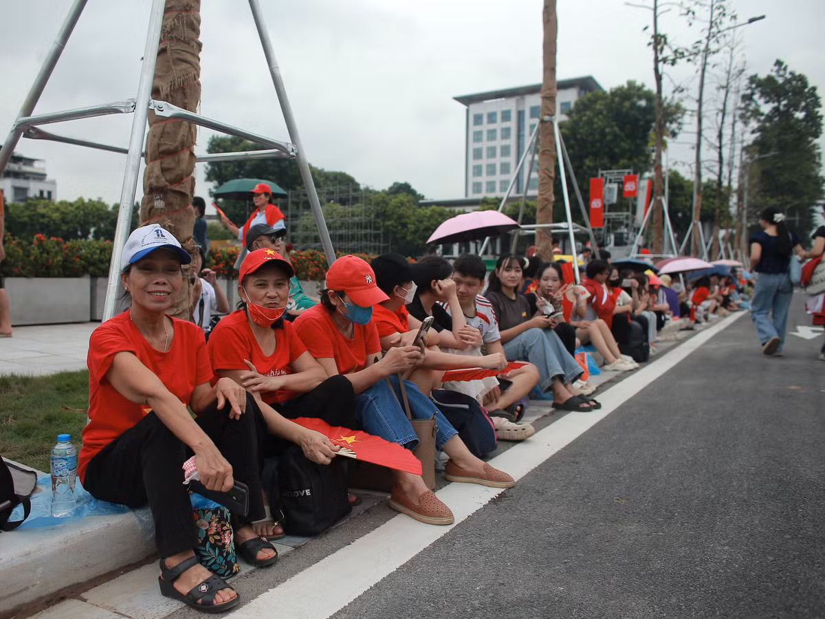 Di chuyển hơn 100 km để đến Hà Nội, bác Minh Hà và nhóm bạn đến từ Ninh Bình chia sẻ: "Các bác lên xe từ sáng sớm, đến quảng trường Ba Đình lúc 10h sáng mà đã có rất đông người ở đây rồi. Hy vọng thời tiết sẽ tốt để buổi lễ tổng duyệt diễn ra thuận lợi".