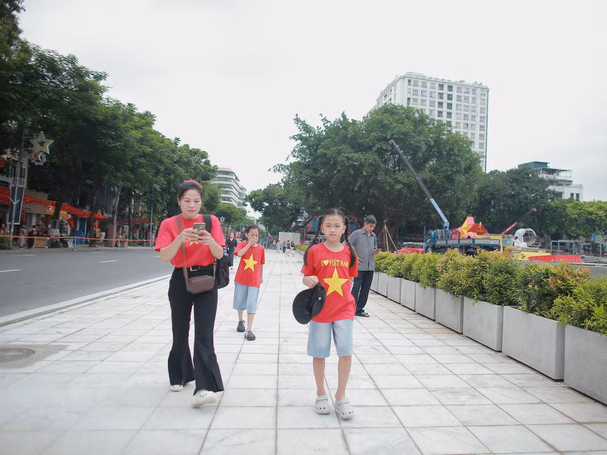 Ai cũng hối hả để chọn được vị trí đẹp để chờ tới giờ buổi sơ duyệt diễu binh, diễu hành diễn ra.