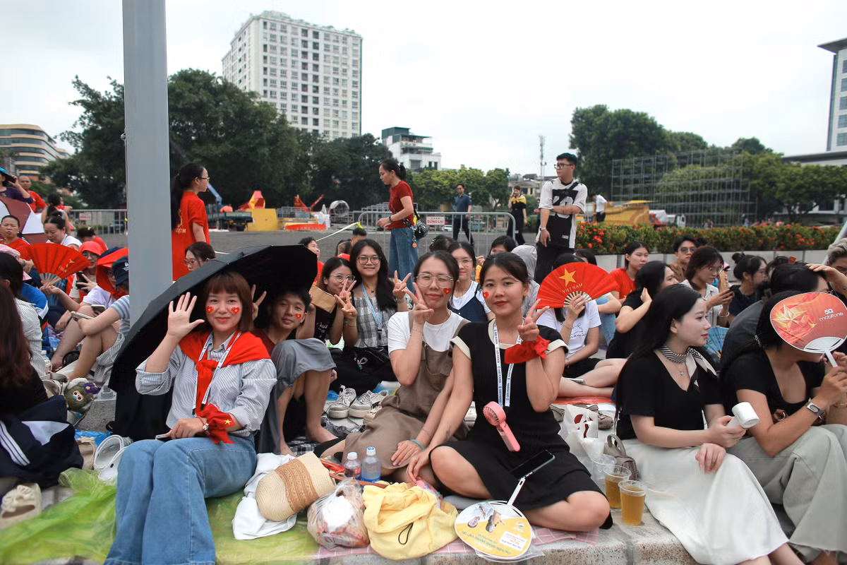 Chia sẻ nhanh với PV, bạn Vân Anh (23 tuổi, Đông Anh - Hà Nội) nói: "Em và các bạn đã có mặt ở góc đường Hùng Vương từ 9h sáng, mọi thứ đã chuẩn bị sẵn sàng từ đồ ăn, nước uống và không thể thiếu là tình yêu nước".