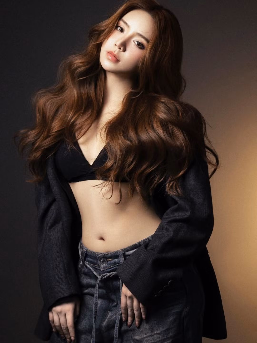 Dù theo đuổi style gợi cảm, nữ diễn viên vẫn giữ được sự tinh tế, không đi vào lối quyến rũ quá đà.