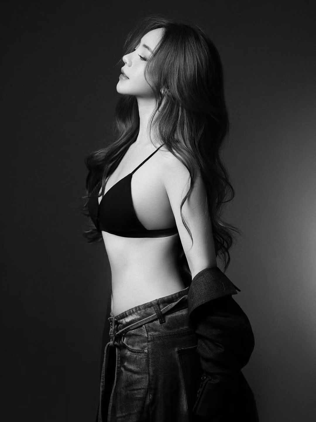 Ở một số khung hình, Quỳnh Kool thả tóc dài xoăn nhẹ như “suối mật”, tạo nên vẻ đẹp vừa ngọt ngào vừa hiện đại.