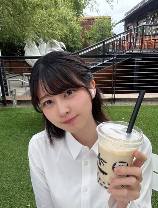 Tuy nhiên, sau khi bức ảnh cô diện trang phục công sở gọn gàng, thanh lịch nhưng đầy cuốn hút lan truyền chóng mặt trên mạng xã hội, lượng người theo dõi của cô đã tăng vọt lên hơn 420.000, đến từ Mỹ, Anh, Nhật Bản, Canada, Indonesia, Argentina và nhiều quốc gia khác.