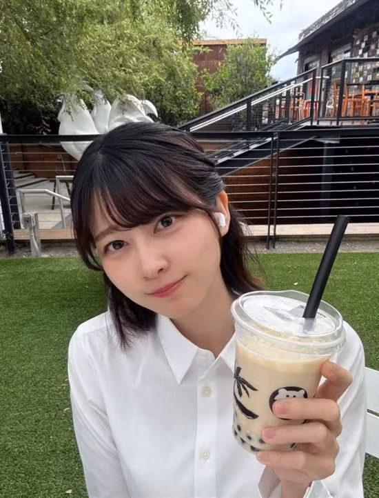 Tuy nhiên, sau khi bức ảnh cô diện trang phục công sở gọn gàng, thanh lịch nhưng đầy cuốn hút lan truyền chóng mặt trên mạng xã hội, lượng người theo dõi của cô đã tăng vọt lên hơn 420.000, đến từ Mỹ, Anh, Nhật Bản, Canada, Indonesia, Argentina và nhiều quốc gia khác.