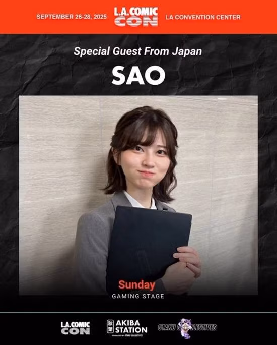 Không ít người xếp hàng dài chỉ để được chụp ảnh lưu niệm cùng Saori Araki đang được gọi là biểu tượng quyến rũ nhất Nhật Bản.