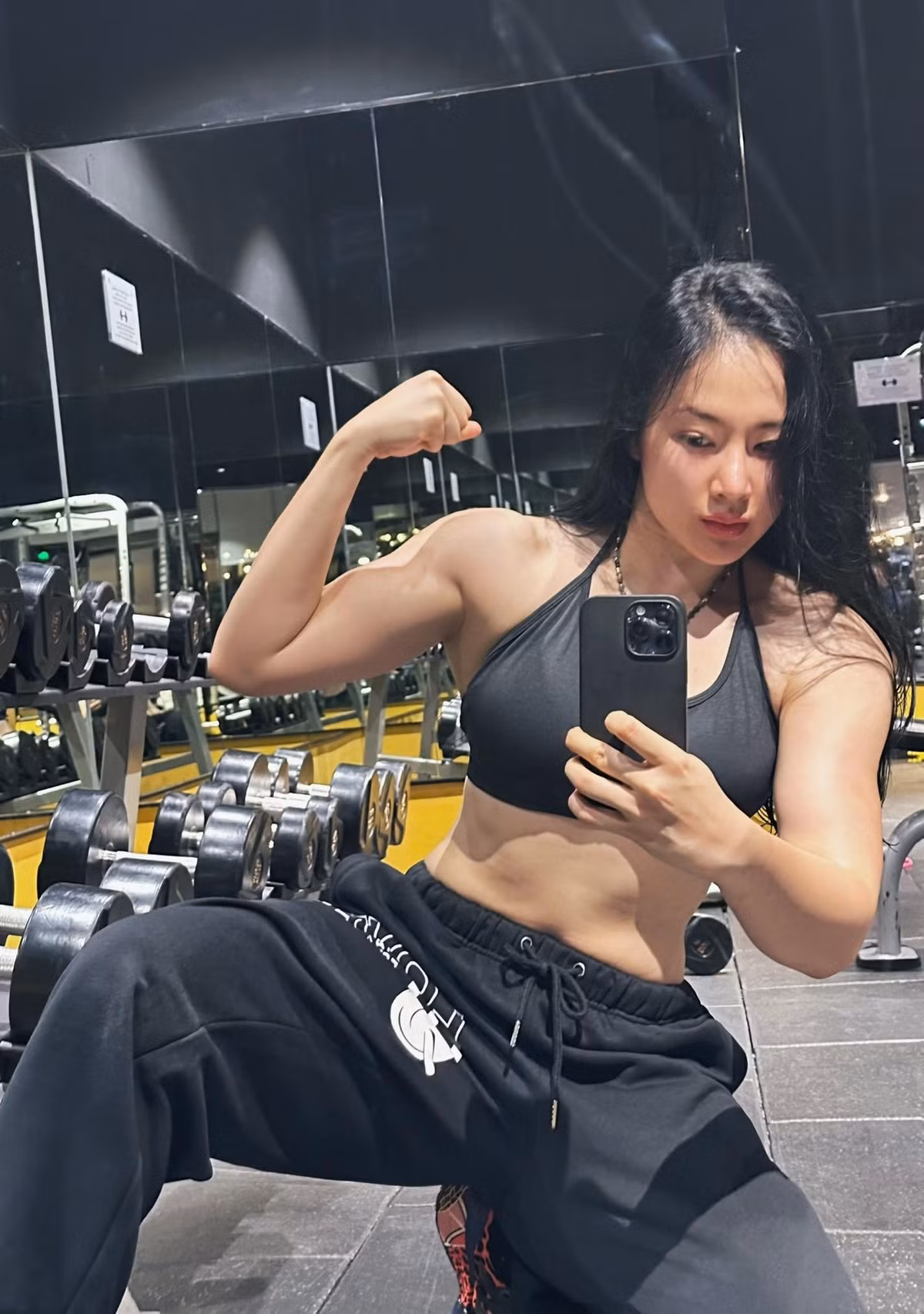 Từ một cô gái sở hữu vẻ ngoài mềm mại, hình thể của Angela Phương Trinh ngày càng săn chắc, cơ bắp vạm vỡ.