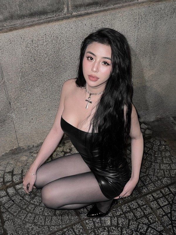 Trong loạt ảnh được lan truyền, Bảo Chi ghi điểm với làn da sáng mịn, đường nét gương mặt thanh thoát và thần thái chín chắn. Đôi mắt to, ánh nhìn sâu cùng sống mũi gọn gàng giúp diện mạo của cô trở nên nổi bật hơn hẳn.