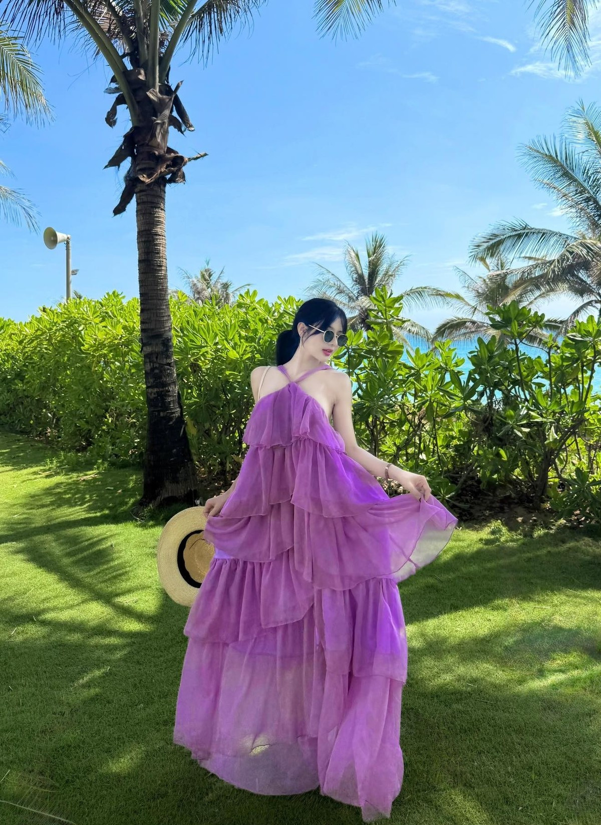 Nhung Lora gây ấn tượng mạnh với khuôn mặt thanh thoát, đôi mắt to tròn long lanh và nụ cười rạng rỡ, tạo nên vẻ đẹp vừa đáng yêu vừa quyến rũ.