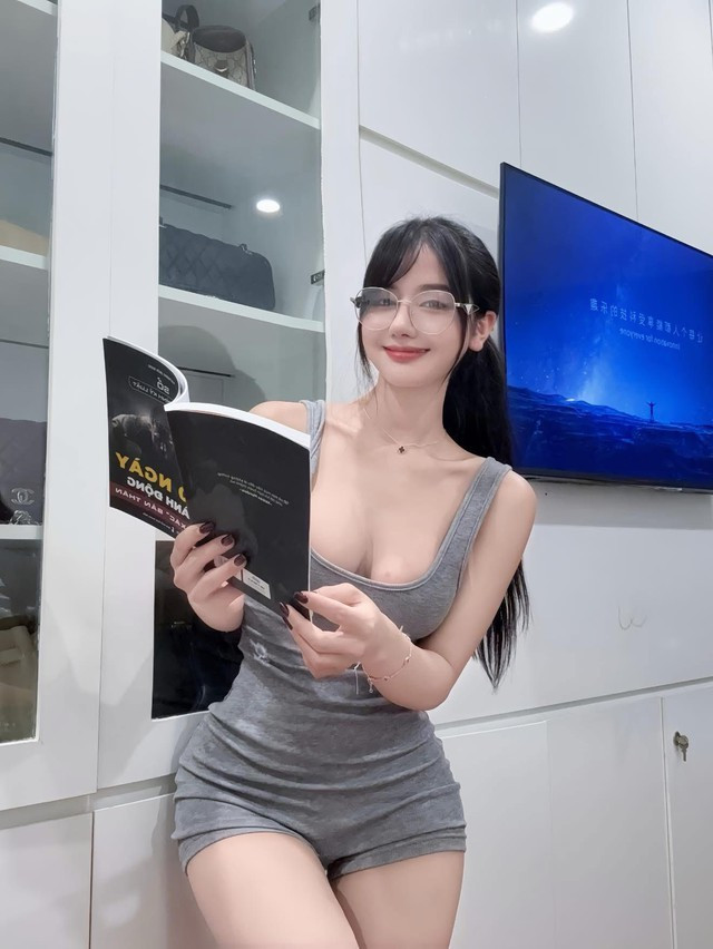 Sức hút này không chỉ đến từ vẻ đẹp bề ngoài mà còn từ sự tự tin mà Nhung Lora thể hiện.