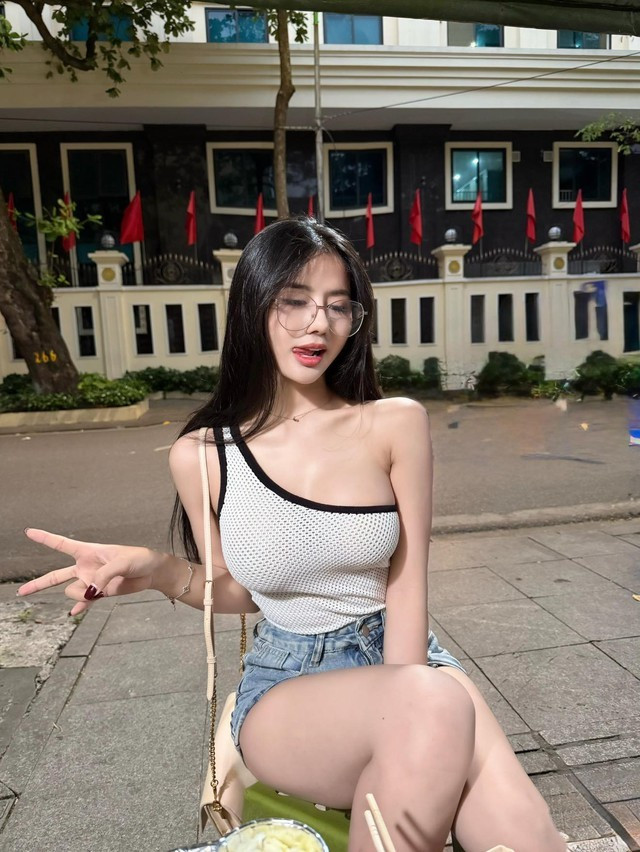 Mỗi khi mùa hè đến, những bãi biển xanh ngắt, cát trắng mịn màng lại trở thành sân khấu lý tưởng để các cô gái khoe sắc vóc. Và trong số đó, Nhung Lora nổi lên như một cái tên không thể bỏ qua.