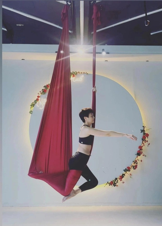 Khác biệt với những phụ nữ ở độ tuổi trung niên khác, bà Mai Đoàn không lựa chọn những bộ trang phục kín đáo và đơn sơ mà thay vào đó là đa dạng các loại trang phục từ nhưng thiết kế ôm sát, khoe vai quyến rũ đến những bộ trang phục năng động và cá tính. Dường như tuổi tác không ảnh hưởng đến bà Mai Đoàn mà còn như một chất xúc tác để giúp bà tự tin lên đồ.