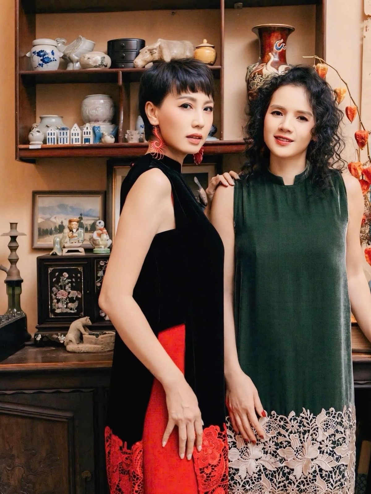 Nhiều khán giả khen mẹ vợ Đoàn Văn Hậu trông như 'chị gái của con' nhờ kiểu tóc hợp mốt, vóc dáng mảnh mai.