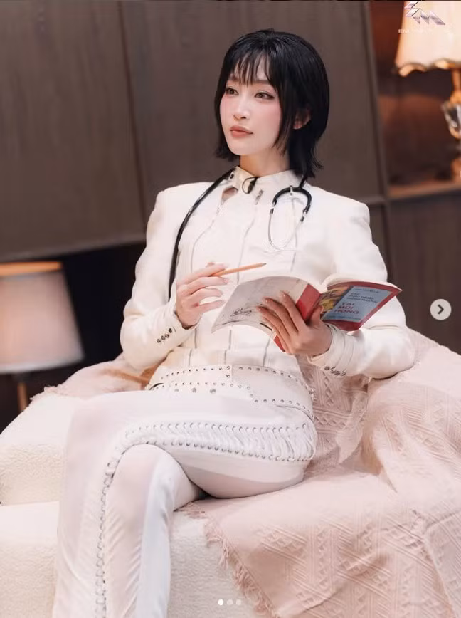 Juky San, tên thật là Trần Thị Dung. Cô bắt đầu được biết đến như một "hiện tượng cover" trên mạng xã hội nhờ giọng hát trong trẻo, ngọt ngào và phong cách nhẹ nhàng. Ảnh sử dụng trong bài: Instagram nhân vật