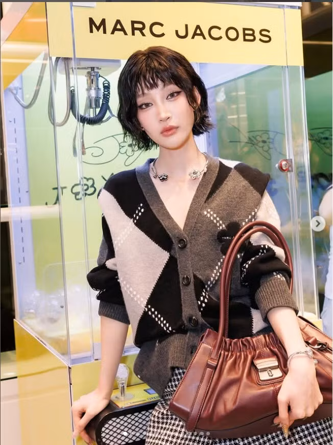 Vẻ đẹp ngọt ngào, giọng hát cuốn hút cùng vóc dáng gợi cảm, Juky San ngày càng khẳng định vị trí của mình trong làng giải trí Việt.