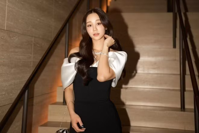 Bên cạnh trí tuệ, Lee Joo Young còn sở hữu một sắc vóc đáng ngưỡng mộ. Với chiều cao nổi bật và vóc dáng cân đối, cô dễ dàng "cân đẹp" mọi phong cách thời trang.