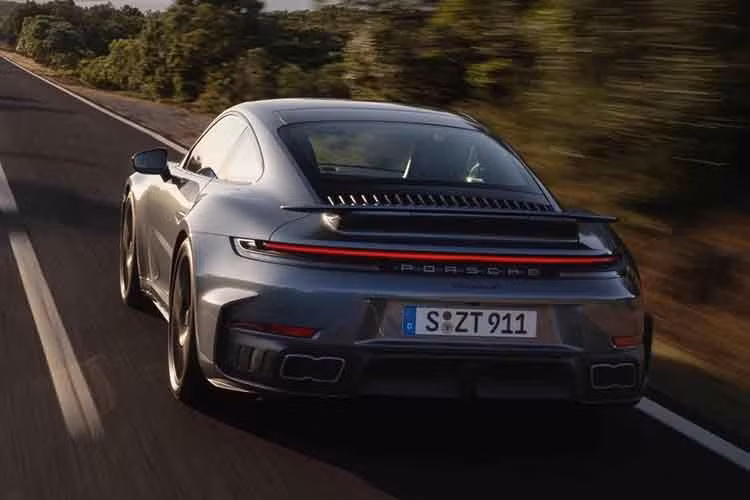 Mẫu xe thể thao Porsche 911 Turbo S phiên bản mới có ngôn ngữ thiết kế hiện đại Turbo Design và chia sẻ một số chi tiết điểm nhấn nổi bật của 911 Carrera GTS ra mắt vào năm 2024.