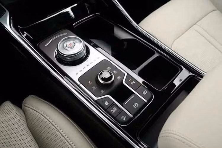 Động cơ của xe không thay đổi so với bản cũ. Bản Xăng dùng động cơ SmartStream 2.5G cho công suất 177 mã lực và mô-men xoắn 232 Nm, hộp số tự động 6 cấp. Bản Dầu dùng động cơ SmartStream 2.2D cho công suất 198 mã lực và mô-men xoắn 440 Nm, hộp số tự động DCT 8 cấp.