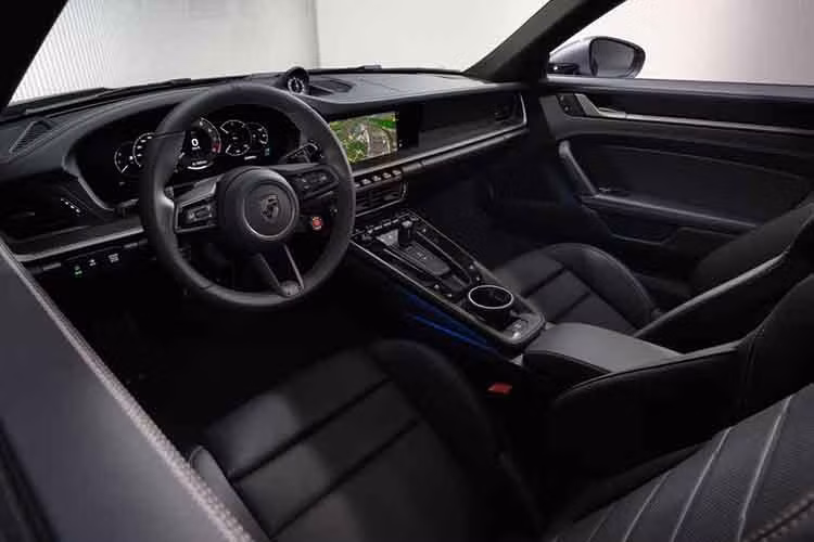 Một số chi tiết trên 911 Turbo S facelift 2026 được hoàn thiện bởi màu xám Turbonite, gồm: logo Porsche ở trước và sau xe, logo Turbo S, huy hiệu bánh xe... Nội thất xe nhấn mạnh các chi tiết trang trí màu Turbonite, kết hợp ốp carbon và trần xe microfiber. Xe có cấu hình 2 ghế tiêu chuẩn và tùy chọn 2 ghế sau không mất phí.