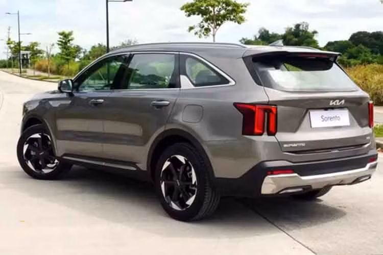 Mức giá xe Kia Sorento tại Việt Nam cho 4 phiên bản gồm; 2.5G Signature FWD, 2.5G Signature AWD, 2.2D Signature FWD và 2.2D Signature AWD đi cùng mức bán ra lần lượt 1,249 tỷ đồng, 1,329 tỷ đồng, 1,389 tỷ đồng và 1,469 tỷ đồng.