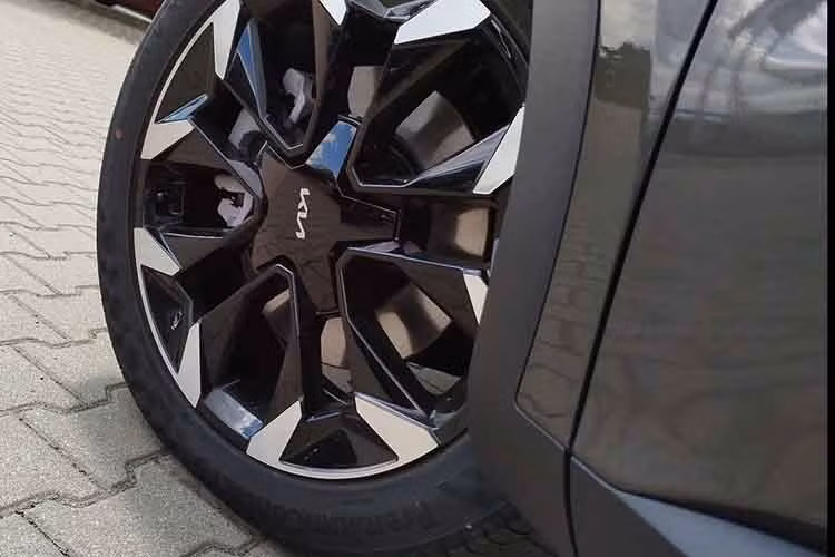 Các phiên bản Xăng và Dầu có hậu tố FWD trang bị dẫn động cầu trước và 4 chế độ lái (Comfort, Eco, Sport, Smart), trong khi hậu tố AWD trang bị dẫn động bốn bánh, cũng có 4 chế độ lái có và bổ sung 3 chế độ lái off-road (Snow, Mud, Sand).