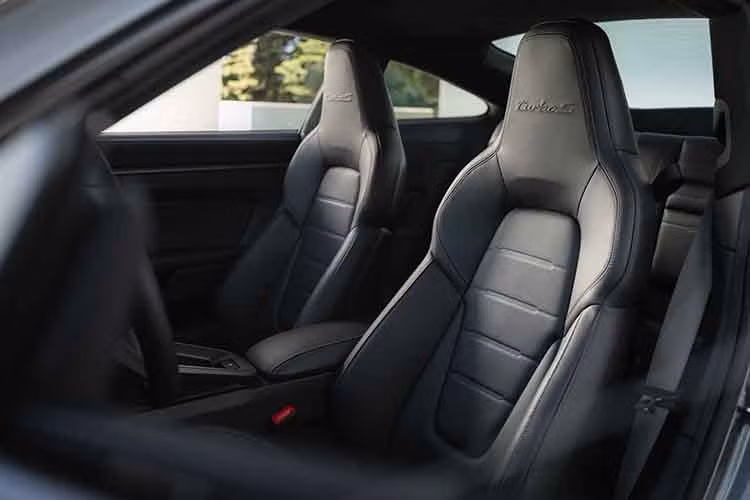 Ghế thể thao có thể chỉnh điện 18 hướng, huy hiệu Turbo S thêu trên tựa đầu cùng với các gói tuỳ chọn cá nhân hoá từ Porsche Exclusive Manufaktur.