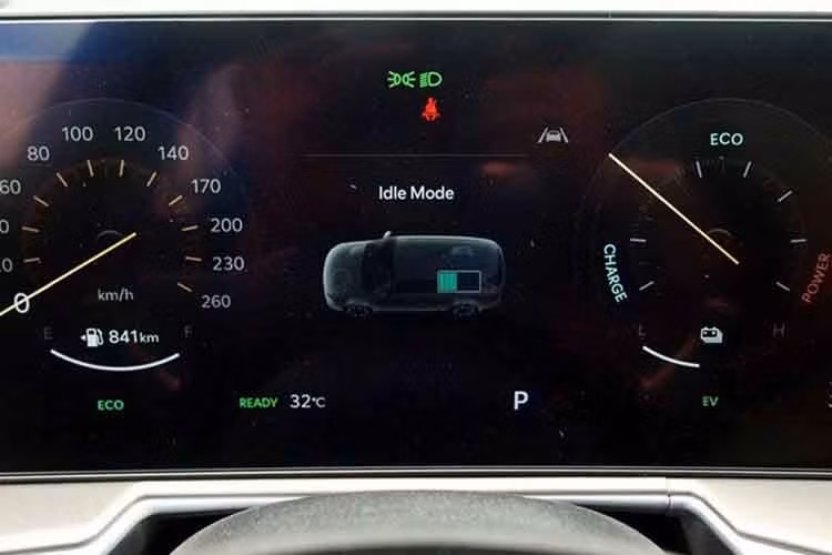 Khu vực điều khiển trung tâm cũng được thiết kế lại gọn gàng, đi kèm phím bấm điện tử thay cho cần số truyền thống. So với Sorento cũ vốn chỉ có màn hình 10,25 inch và bảng táp-lô đơn giản, phiên bản mới mang đến cảm giác hiện đại hơn. Không chỉ tăng kích thước, màn hình giải trí trên Kia Sorento 2025 cũng kết nối Apple Carplay &amp; Android Auto không dây.