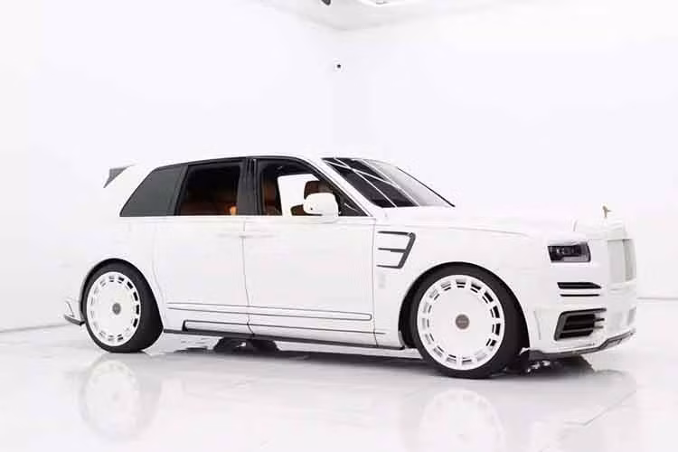 Rolls-Royce Cullinan Series I đã ra mắt khá lâu và tất nhiên rồi, 1 số hãng độ sẽ rất thích nếu bạn giao xe vào tay họ, Mansory là nơi bạn có thể tin tưởng để cho ra đời 1 sản phẩm đặc biệt nhất. Chẳng hạn như chưa biết độ gì, bản trong bài viết này sẽ cho bạn sự tham khảo.
