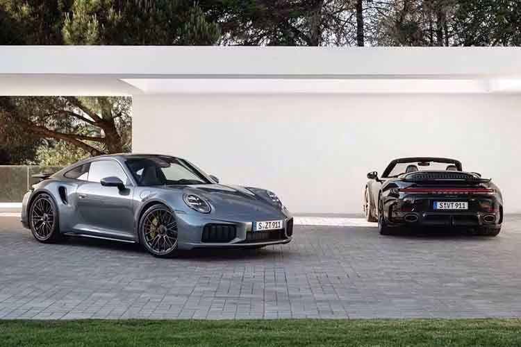 Tại Mỹ, Porsche 911 Turbo S facelift 2026 có hai phiên bản: Coupe và Cabriolet. Mức giá lần lượt là 270.300 USD quy đổi 7,07 tỷ đồng và 284.300 USD quy đổi 7,44 tỷ đồng (tăng 31.600 USD quy đổi 827 triệu đồng và 32.300 USD quy đổi 845 triệu đồng).