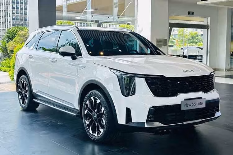 Mẫu xe SUV Kia Sorento 2025 mới tại Việt Nam là phiên bản nâng cấp giữa vòng đời, diễn ra sau 5 năm kể từ khi thế hệ hiện tại ra mắt. Ngoại hình Sorento mới giữ dáng tổng thể quen thuộc nhưng cụm đầu và đuôi xe được làm mới, lấy cảm hứng từ Kia Carnival.
