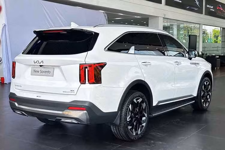 Xe cũng được bổ sung nhiều trang bị tiện nghi và công nghệ an toàn, đồng thời cải thiện khả năng vận hành nhằm tăng sức cạnh tranh trước những đối thủ trực tiêsp của mình tại Việt Nam như Hyundai SantaFe hay Toyota Fortuner.