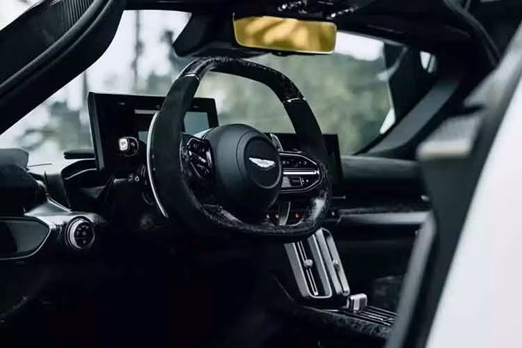 Kết hợp với đó là việc xe được trang bị bộ vi sai chống trượt điện tử ở trục sau và có chế độ lùi bằng điện khi người lái chỉ sử dụng 2 mô tơ điện. Siêu xe Valhalla có khả năng tăng tốc từ vị trí xuất phát lên 100 km/h trong vòng thời gian 2,5 giây trước khi đạt tốc độ tối đa là 330 km/h.